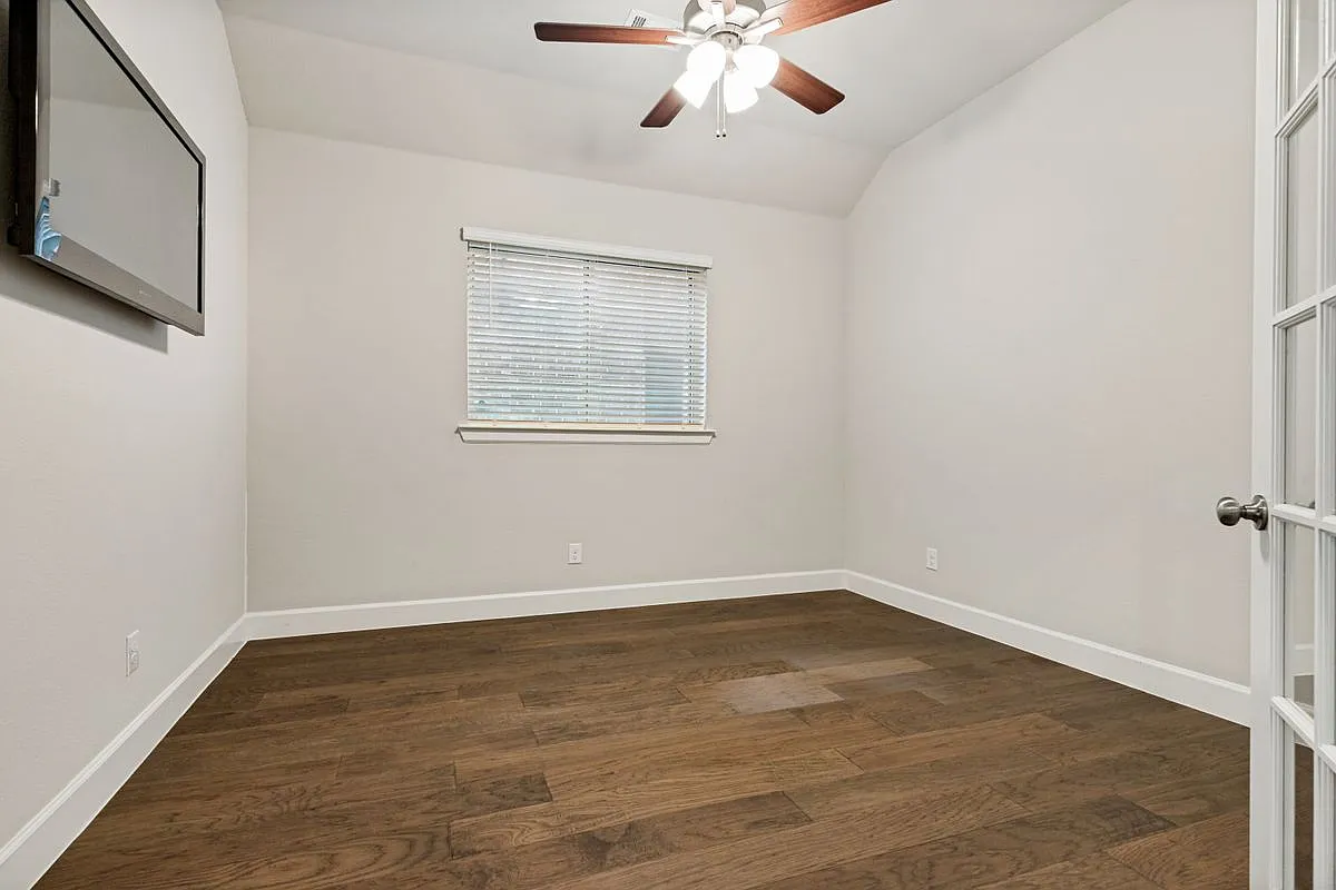 4 bed, 3.0 bath, 2261 sqft, $3,000 — Photo 3