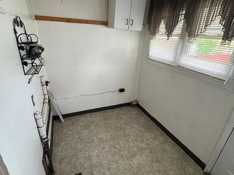322 Charles St — Photo 11