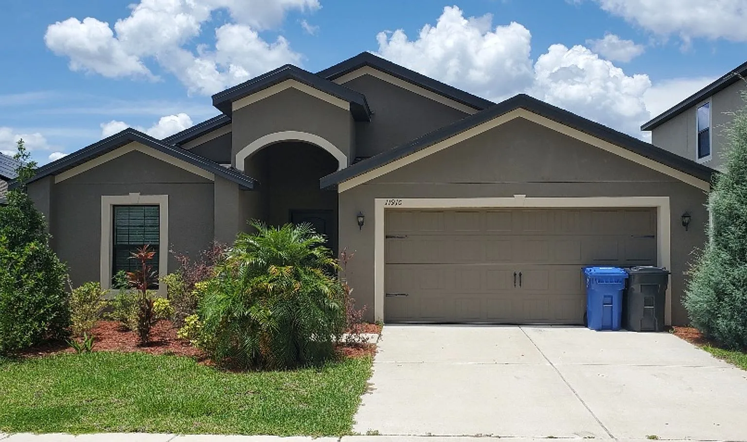 Gorgeous 4-Bedroom, 2-Bathroom in Riverview — Photo 2