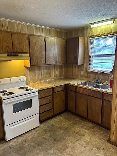 1090 N Guignard Dr — Photo 3
