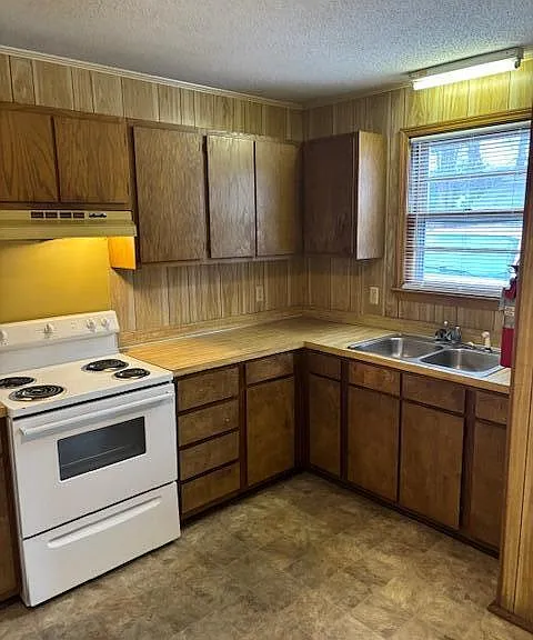 1090 N Guignard Dr — Photo 3