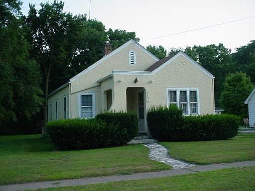 1st image of 615 W Brewster St