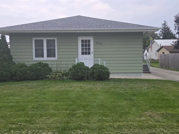 204 E Watson St, Garnavillo, IA 52049