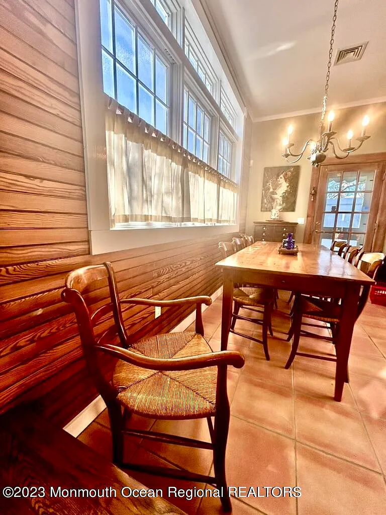 4 bed, 2.5 bath, 2383 sqft, $8,200 — Photo 4
