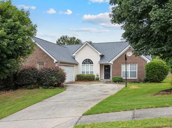 3834 Hawk Tail Dr, Loganville, GA 30052