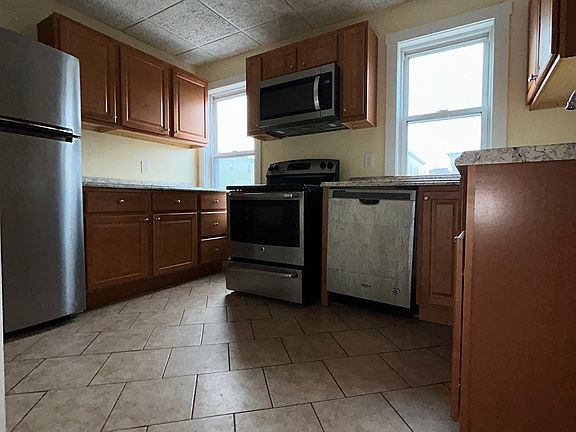 3rd image of 562 Montgomery St APT 2