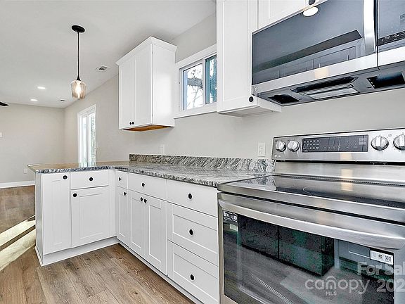 3rd image of 4032 Dinglewood Ave