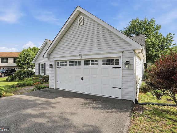 3rd image of 96 Phoenix Ln