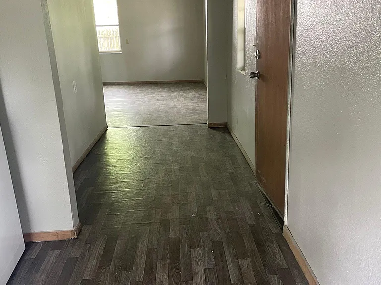 1123 McCloud St — Photo 3