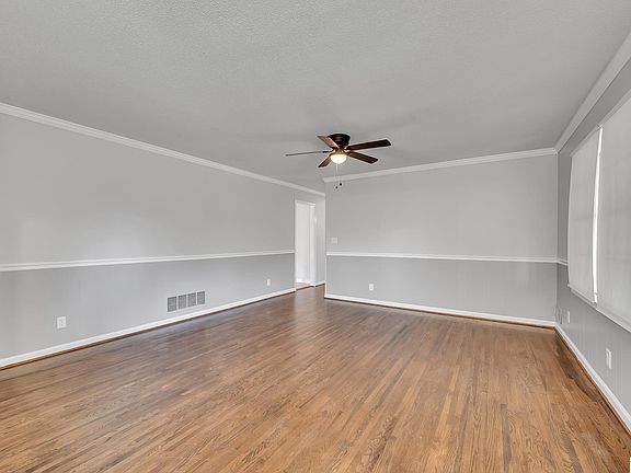 3rd image of 833 Peterson Dr