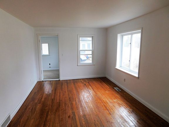 3rd image of 214 Eastlawn Dr