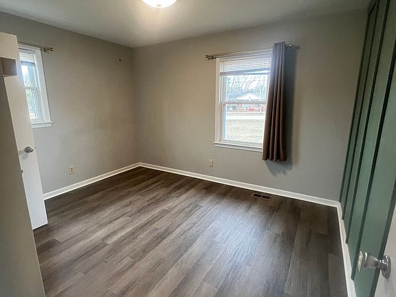 3rd image of 130 Thompson Dr