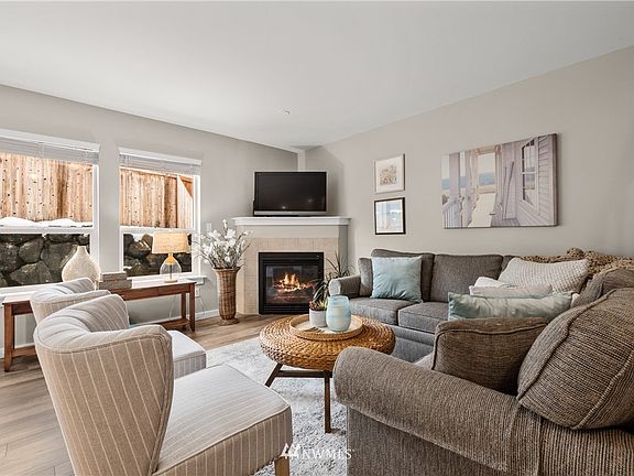 Comfortable living room with natural gas fireplace. 