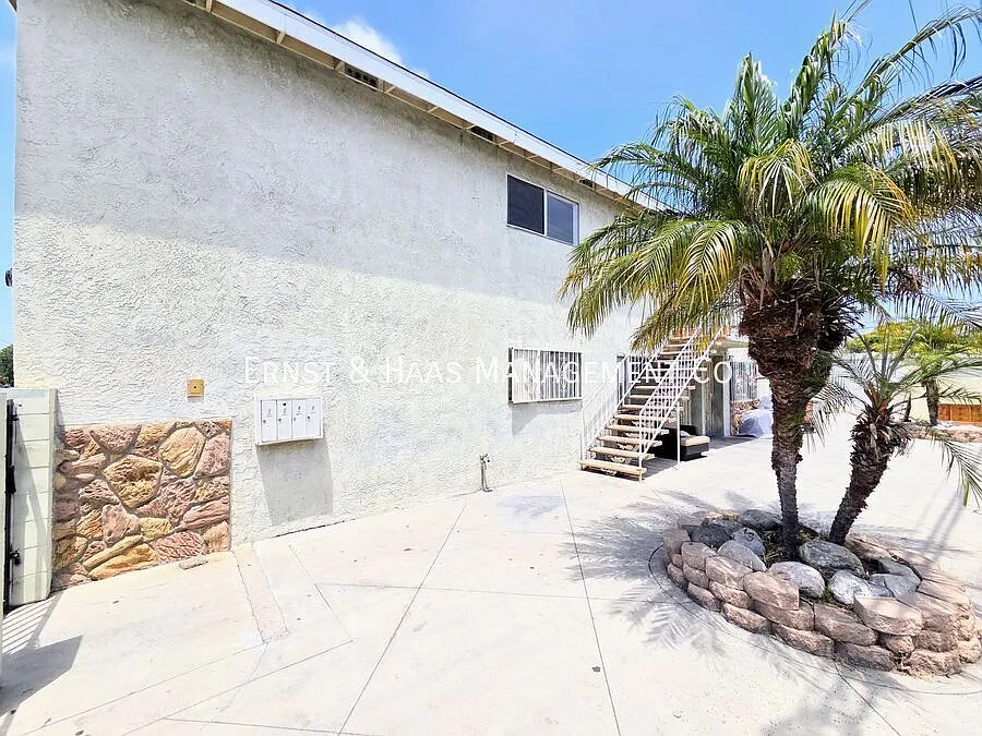 Lovely 3 Bedroom Ground Level Apartment in Central Long Beach! — Photo 1