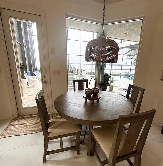 E Riverside Dr — Photo 36