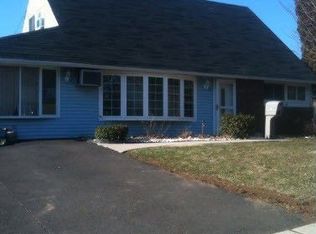 35 Towpath Rd, Levittown, PA 19056