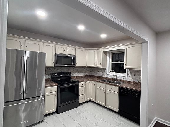 4th image of 384 Ellison St #2