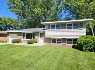 827 Balmoral Dr, Dundee, IL 60118