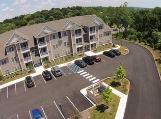 39 Park Dr, Clinton, NJ 08809