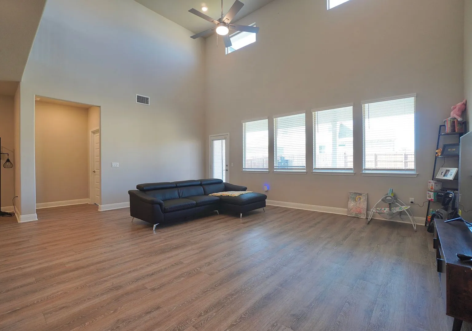 Move-In Ready 5 Bed, 3 Bath Home with 2-Car Garage in Pflugerville! — Photo 4