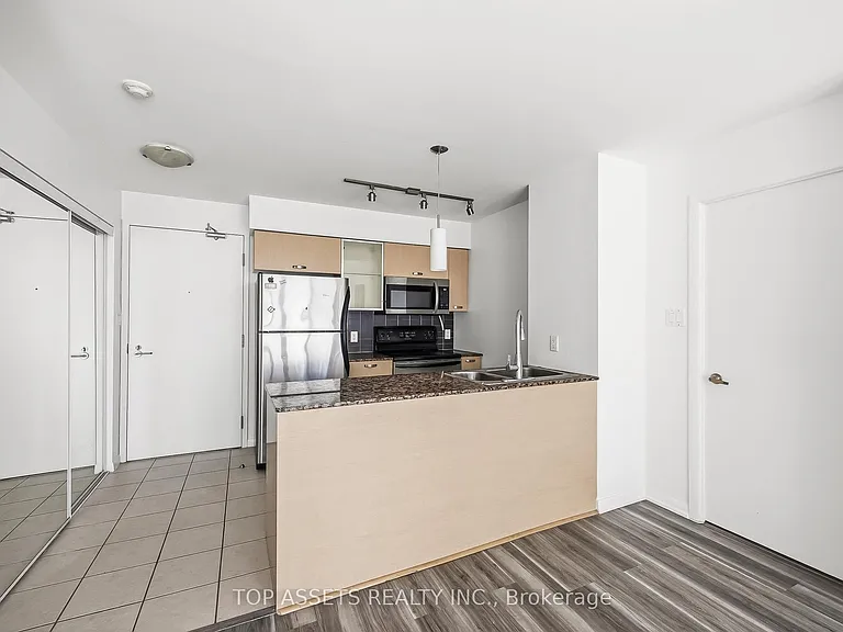 37 Grosvenor St #2109 — Photo 9