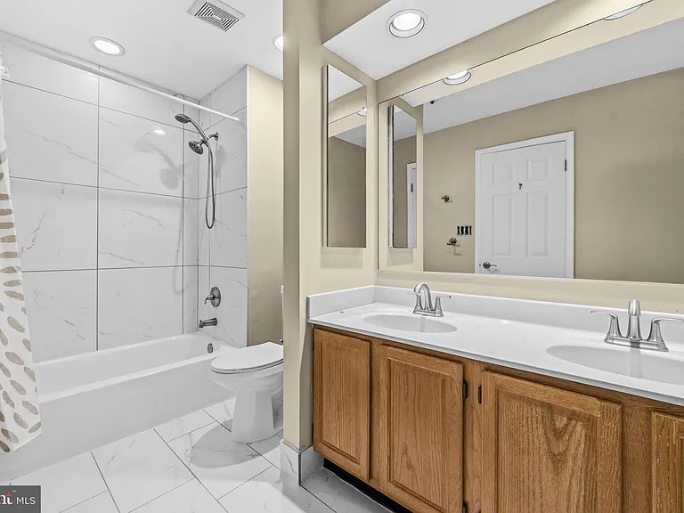6837 Malton Ct — Photo 32