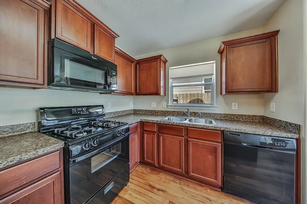3 bed, 1329 sqft, $1,750 — Photo 3