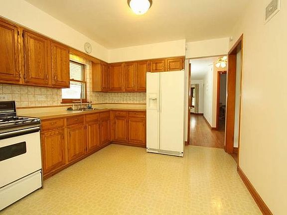 4th image of 9741 S Maplewood Ave