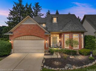 5540 River Park Ct, Waterford, MI 48327
