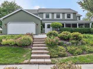 129 Hill Rd, Willowbrook, IL 60527