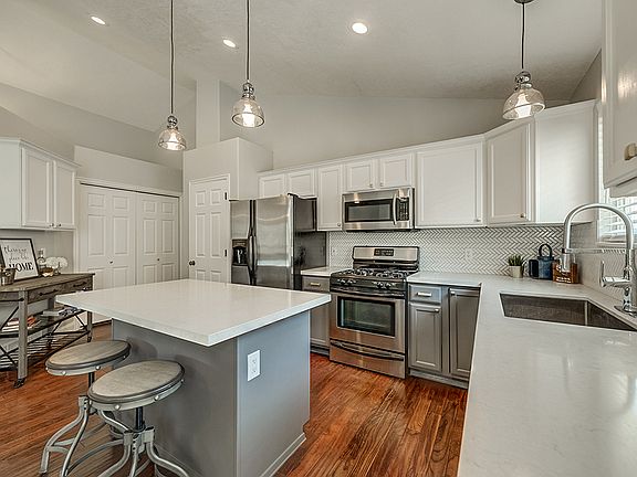 5th image of 1166 E Parkstone Dr