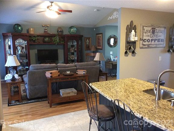 5th image of 111 Fairgate Dr