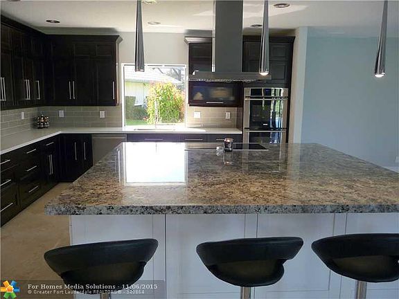 3rd image of 2099 Woodlake Cir