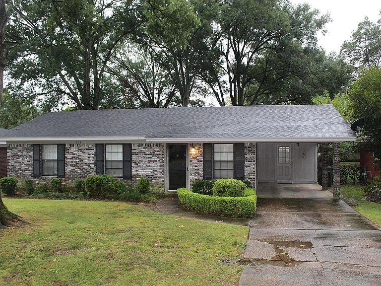 205 Fairway Dr — Photo 1
