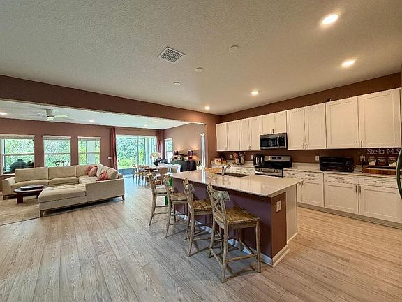 3rd image of 693 Peroni Ave