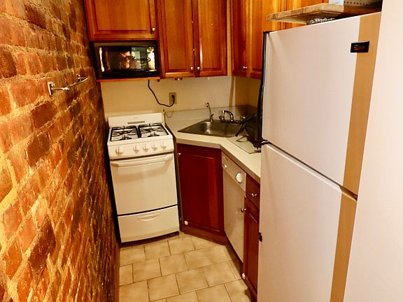 4th image of 151 W 72nd St APT 2b