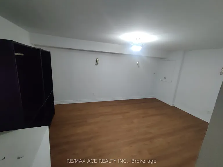 56 Snowball Cres #BASEMENT — Photo 8
