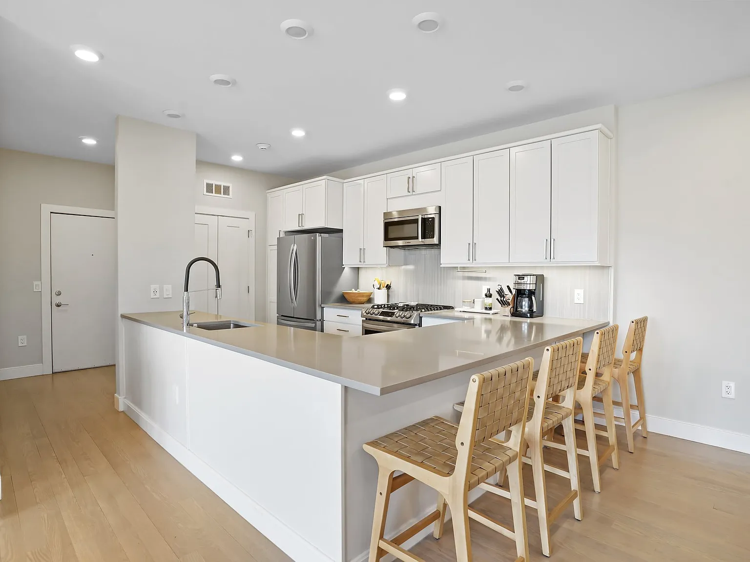 2 bed, 1377 sqft, $7,500 — Photo 2