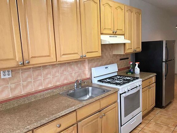 3rd image of 170 Nassau Ave #8