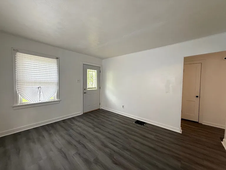 1091 N Oakcrest Ave — Photo 4