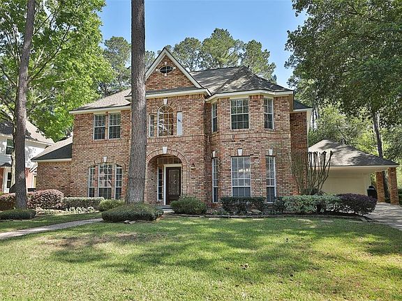 The home features a large 2 1/2 car garage and 2 car porte-cochere providing plenty of extra space for parking.