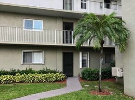 2236 N Cypress Bend Dr, Pompano Beach, FL