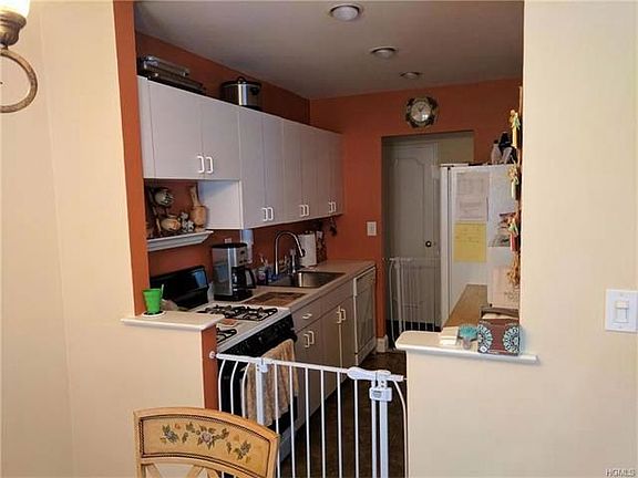 5th image of 4 Sadore Ln APT 5K