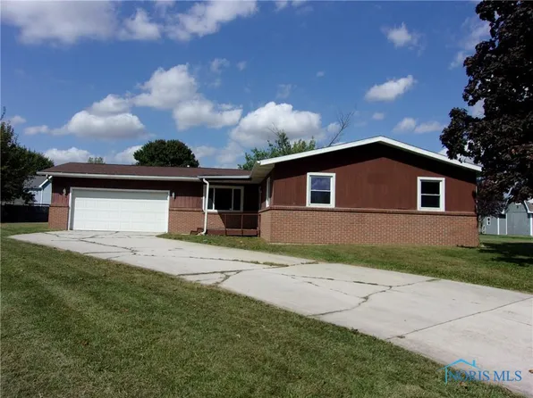 203 Vickie Ln, Fostoria, OH 44830