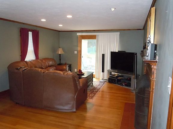 4th image of 724 Lynnfield St