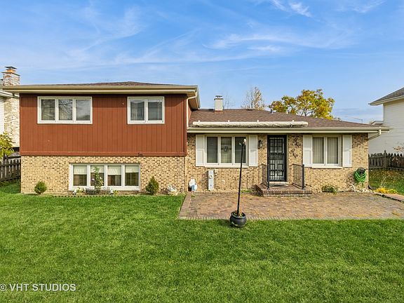 3rd image of 812 Cherry Dr