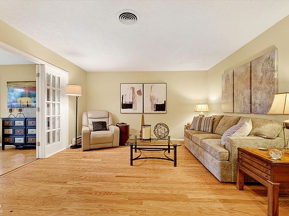 4th image of 1649 Southview Dr
