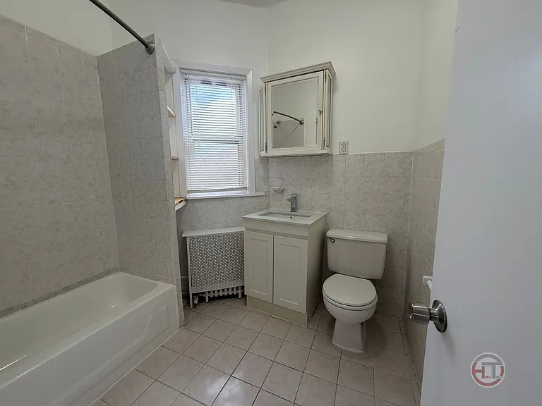 1537 McDonald St #3 — Photo 2