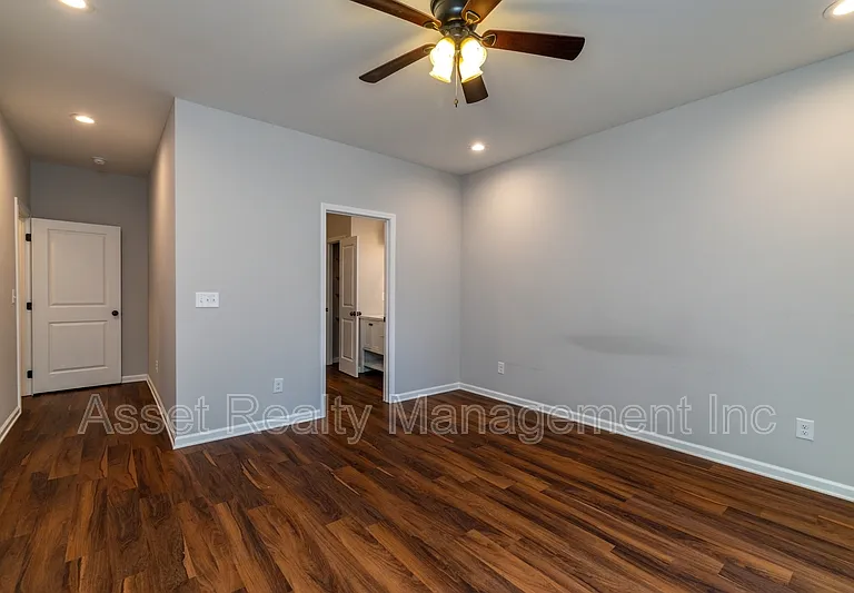 619 Midlake Dr NE — Photo 9