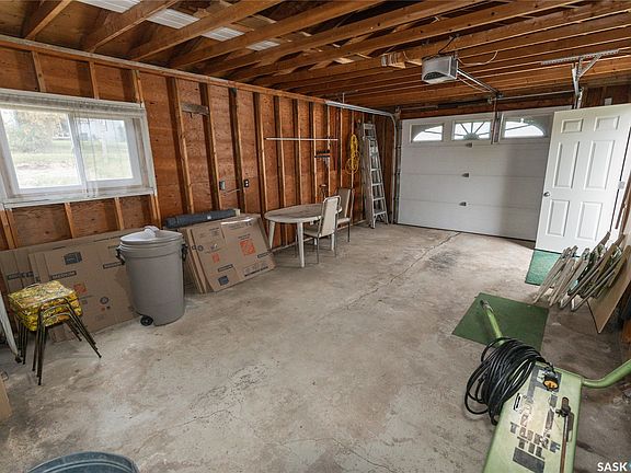 4th image of 247 Manitoba Avenue